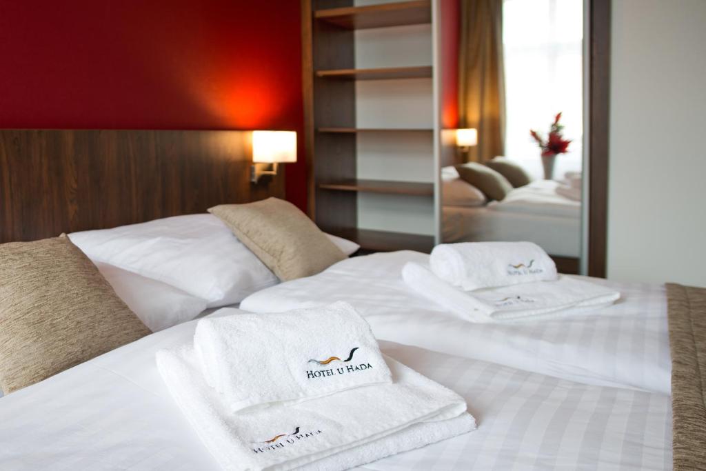 Postel nebo postele na pokoji v ubytování Hotel U Hada Žatec