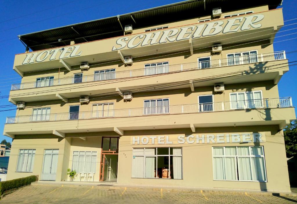 a hotel building with a sign that reads hotel shakespeare at Hotel Schreiber in Rio do Sul
