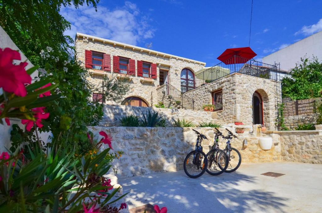 扎達爾的住宿－愛里爾之家度假屋，两辆自行车停在石头房子前面