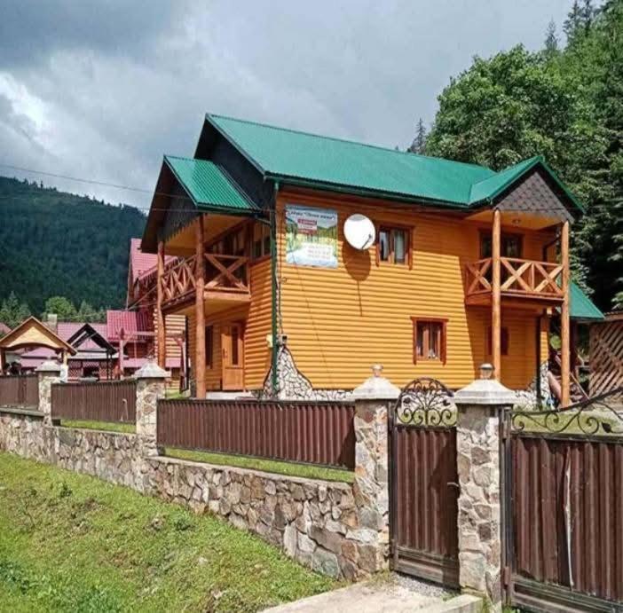 Budova, kde se chata nachází