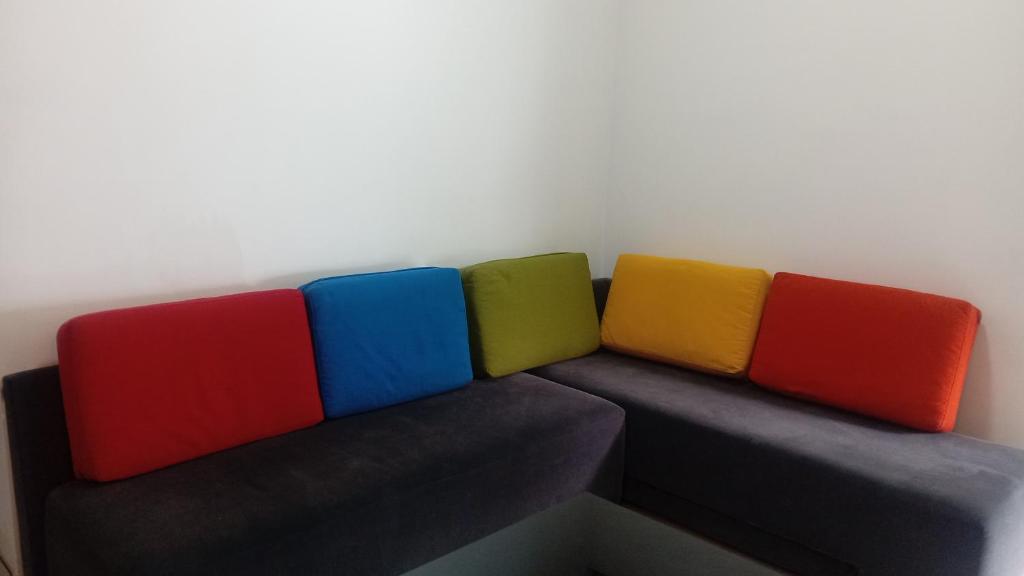 Χώρος καθιστικού στο Mid City Apartment