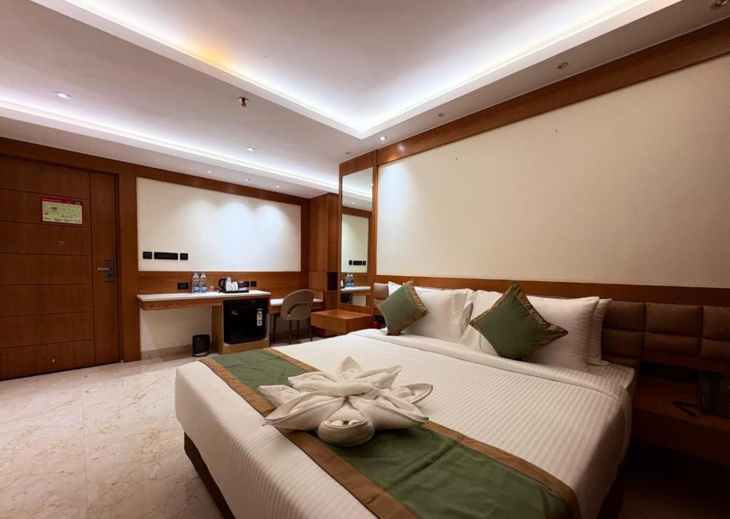 Un dormitorio con una cama grande con una flor. en hotel Green view, en Baharampur