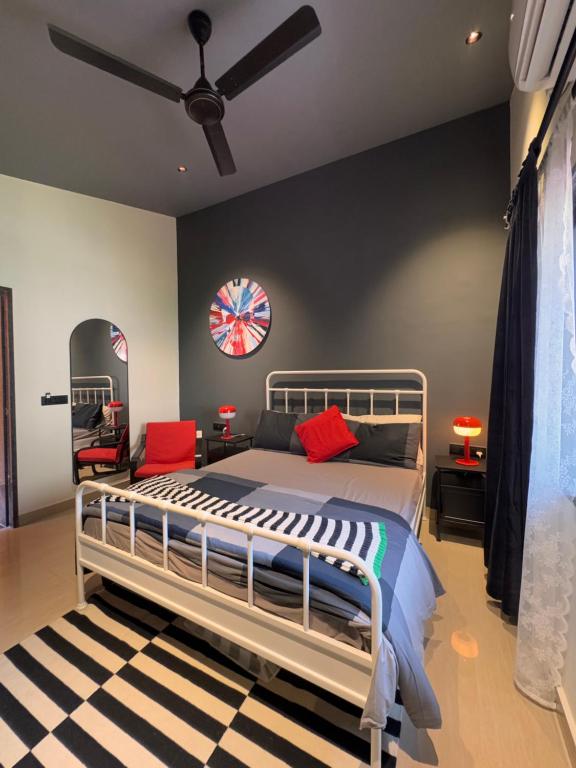 une chambre avec un lit et un ventilateur de plafond dans l'établissement Shantai Luxury Homestay, Malgund, à Mālgund