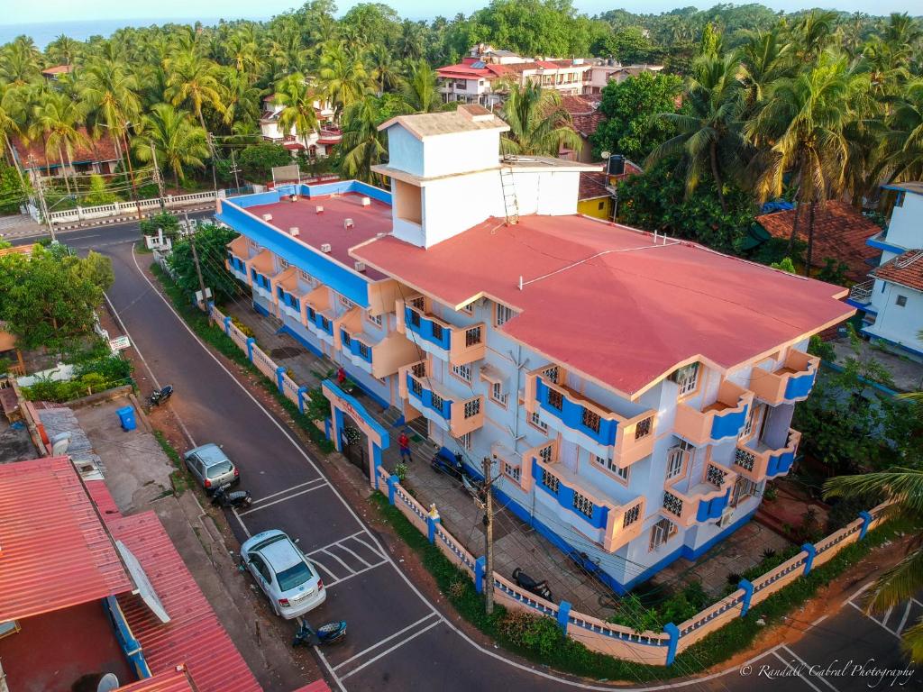una vista aérea de un edificio con techo rojo en Libton Manor, en Candolim