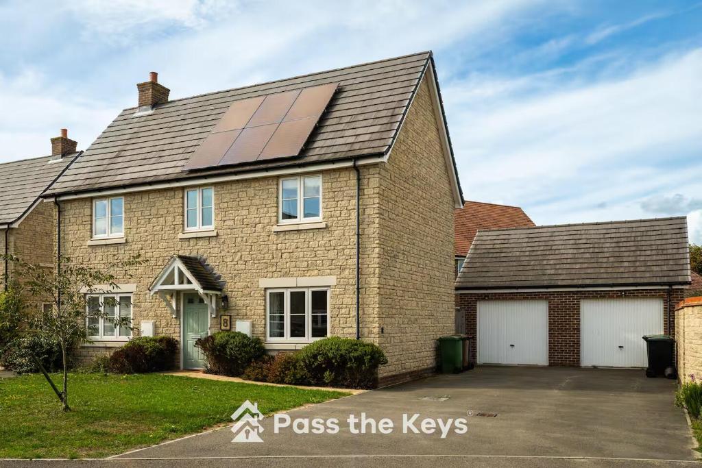 una casa con un panel solar en el techo en Pass the Keys Spacious Modern Family Home - 20 mins to Oxford, en Garford