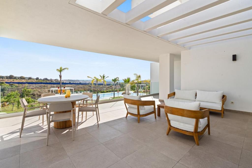 Spacious 2 bed & Solarium ALCAZABA LAGOON AL2017