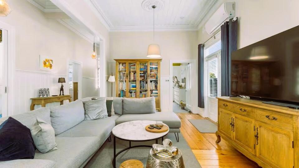 Μια τηλεόραση ή/και κέντρο ψυχαγωγίας στο Ballarat East Charm - Walk to Town, Pet Friendly!