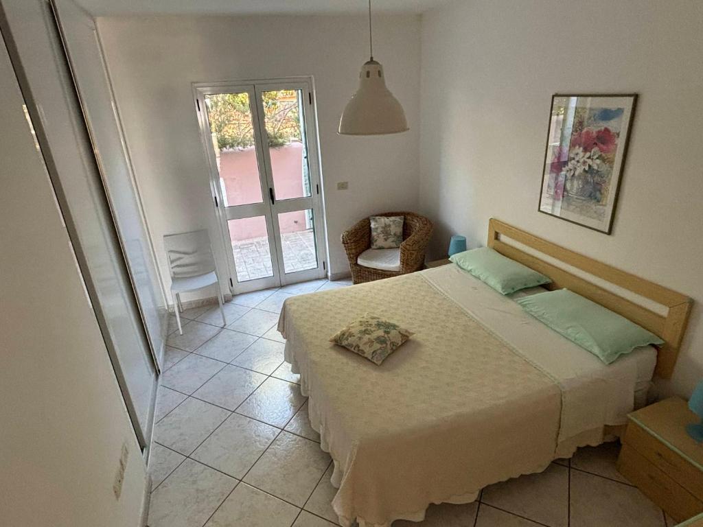 En eller flere senge i et værelse på La Brezza, relax nel verde con vista mare