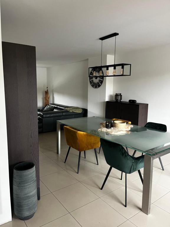 Billede fra billedgalleriet på Duplex appartement met 3 slaapkamers i Genk