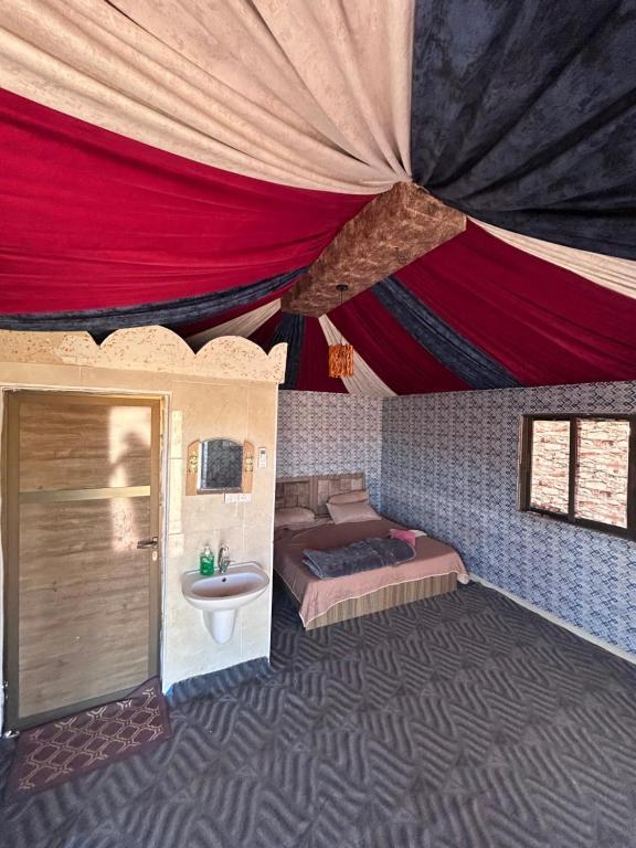 Ένα ή περισσότερα κρεβάτια σε δωμάτιο στο Luxury Nights Desert Camp