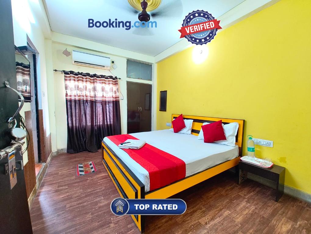 Postel nebo postele na pokoji v ubytování Hotel Varanasi Paradise Stay # NEAR CHUOKAGHAT # Air Conditioned Rooms With Free Wi-Fi Facility - #Restaurant #Parking & Excellent Customer Service # Best Seller Hotel In VARANASI