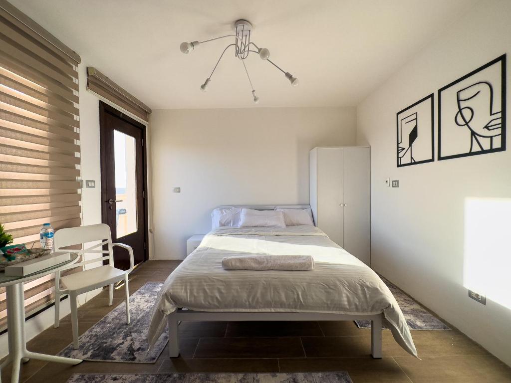 une chambre avec un lit, une table et un bureau dans l'établissement 33A4. Rooftop Studio w Terrace Green Views, à Sheikh Zayed
