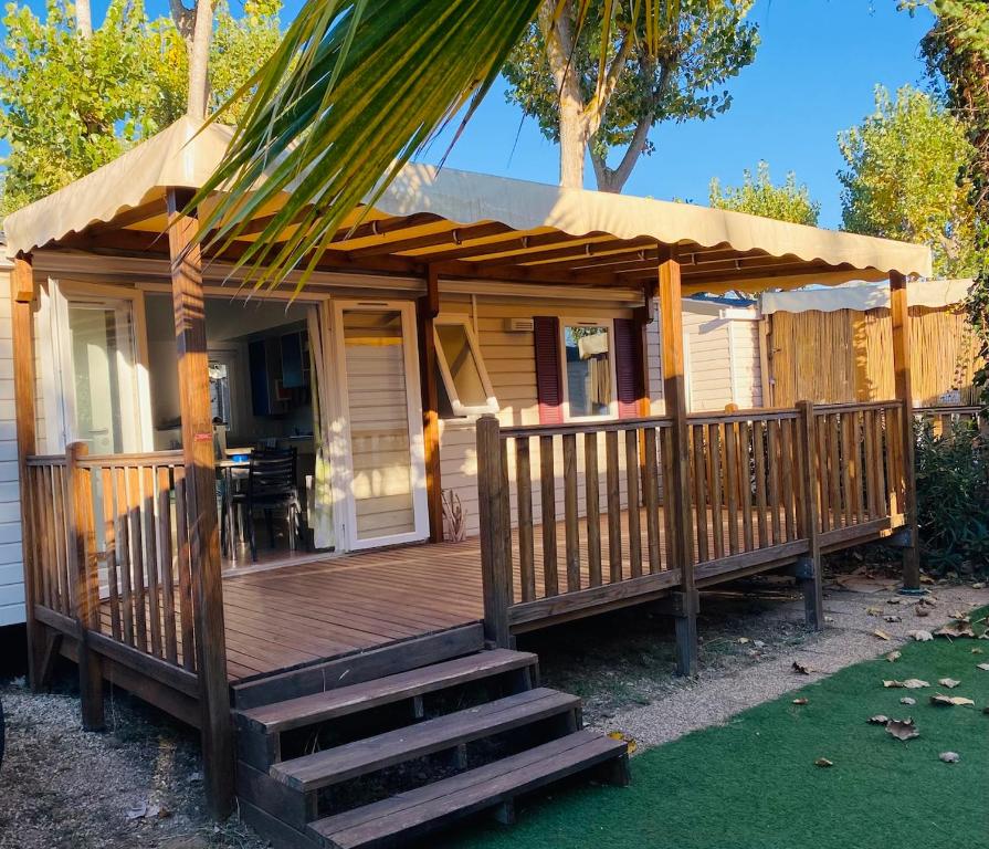 Το κτήριο όπου στεγάζεται  το κάμπινγκ