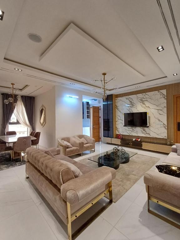 sala de estar amplia con sofá y chimenea en Horyn Homes, en Lekki