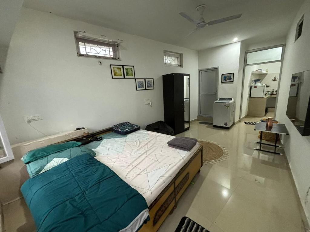 una camera da letto con un letto grande in una stanza di Cozy Little Home - BIR a Bīr