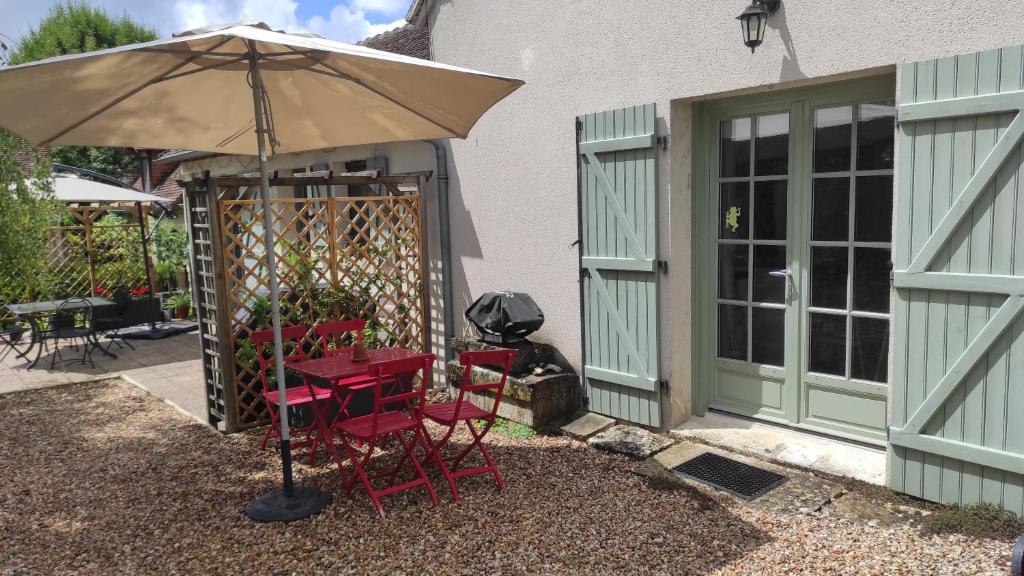 Un patio o zona al aire libre en Gîte authentique près Zoo de Beauval et Châteaux