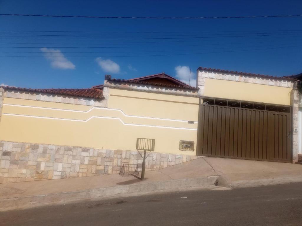un bâtiment avec un portail et une rue dans l'établissement Casa temporada São Roque - MG, à São Roque de Minas