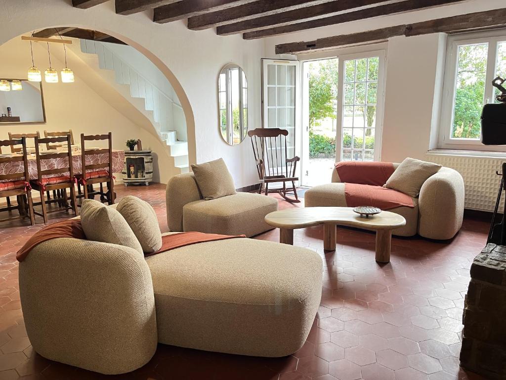 a living room with two couches and a table at L'Oiselière - Campagne - Proche circuit - 5p in Mulsanne