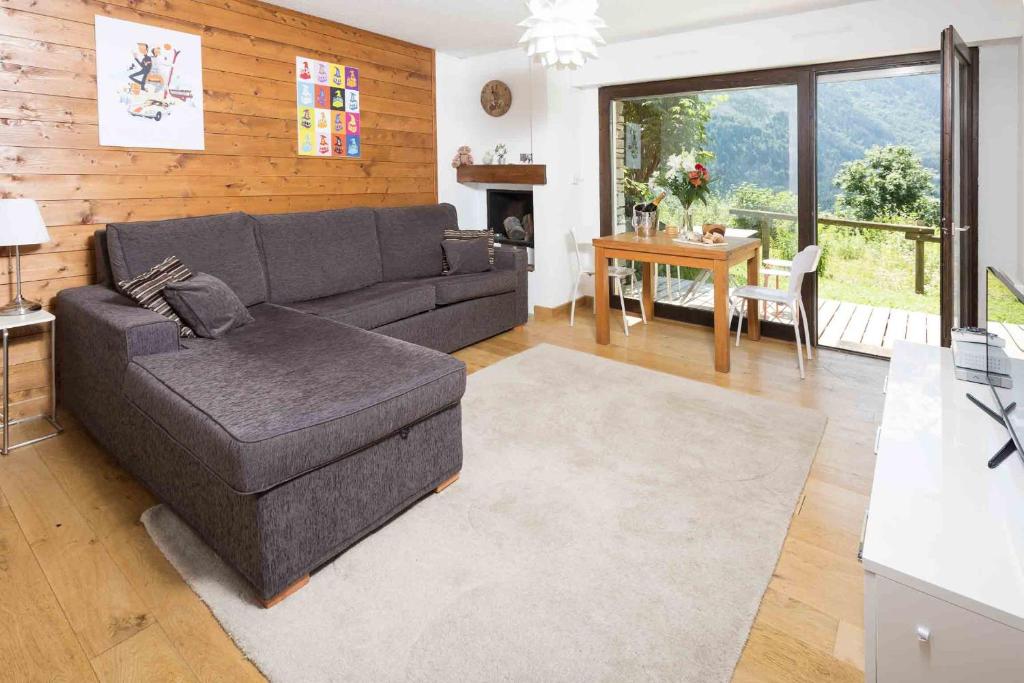 sala de estar con sofá y mesa en Le Cretet 2 apartment - Chamonix All Year, en Chamonix-Mont-Blanc