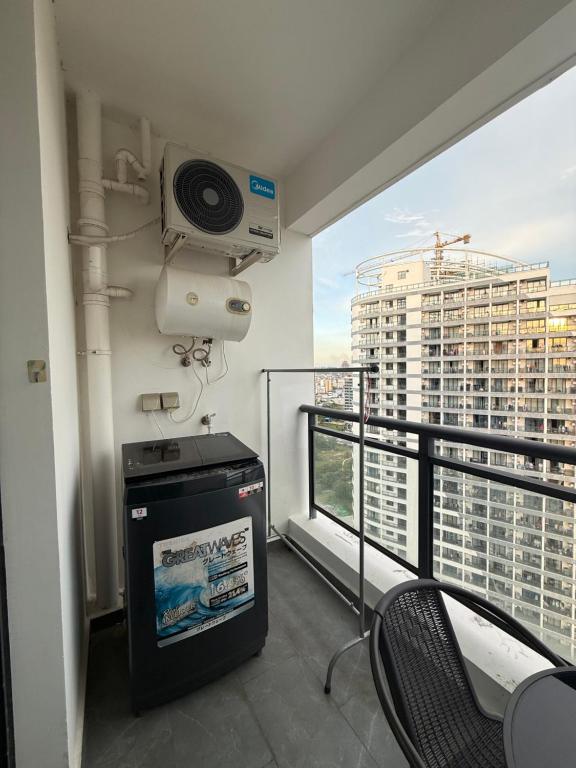 uma varanda com um aquecedor, uma mesa e cadeiras em SB Condo Sihanoukville -700m To U MALL em Sihanoukville