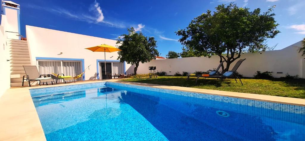ein Swimmingpool im Hinterhof eines Hauses in der Unterkunft Casa das Laranjeiras in Torrão