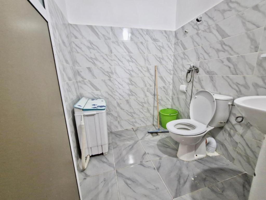 un baño con inodoro y lavabo en Residence Hamada Laayoune - Family & Traveler Apartments, en Oulad Akkou