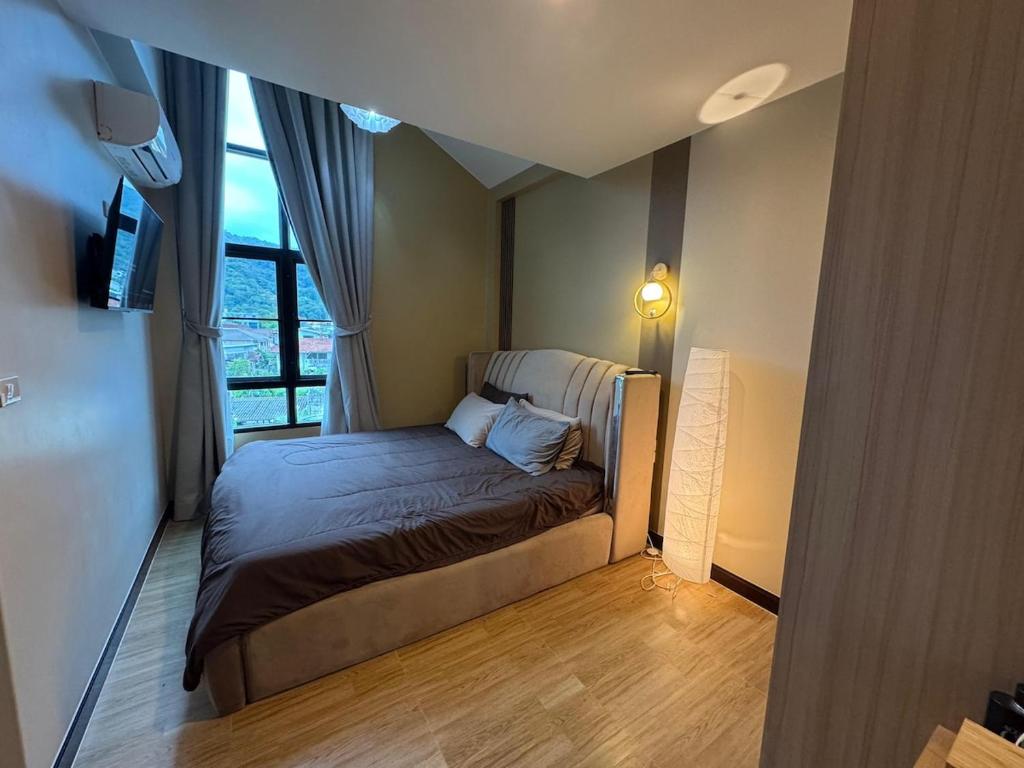 Photo inspiration: Fresh Look at Rare Find Penthouse With Private Office And Jungle Mountrain Views