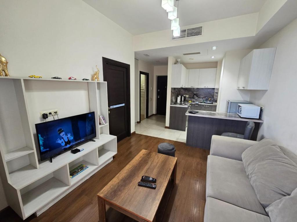 un salon avec un canapé et une table dans l'établissement Hay Tun Apartments, à Erevan