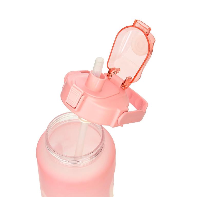 Una tetera rosa con un espejo en la tapa. en Comsians Place, en Lahore