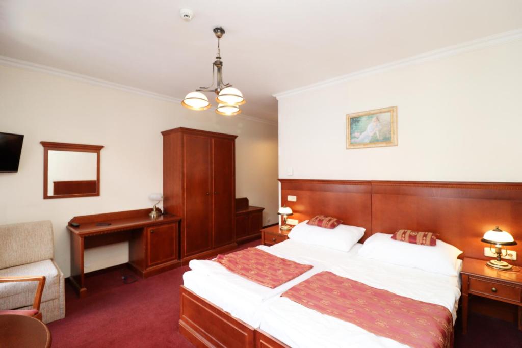 Giường trong phòng chung tại Prague Mystique Apartment