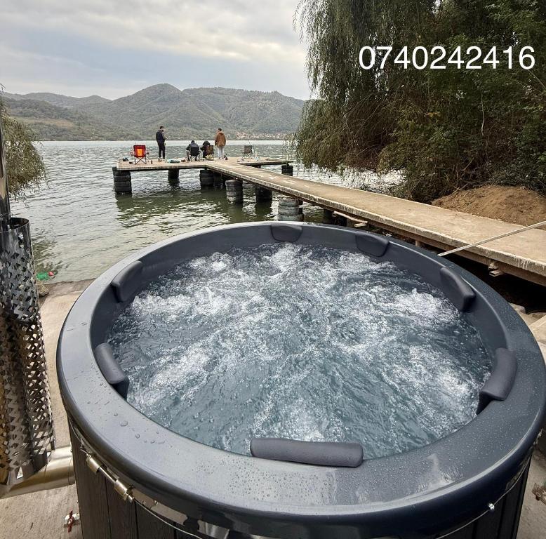 Una gran tina llena de agua junto a un muelle en Orsova Gratca, en Orşova