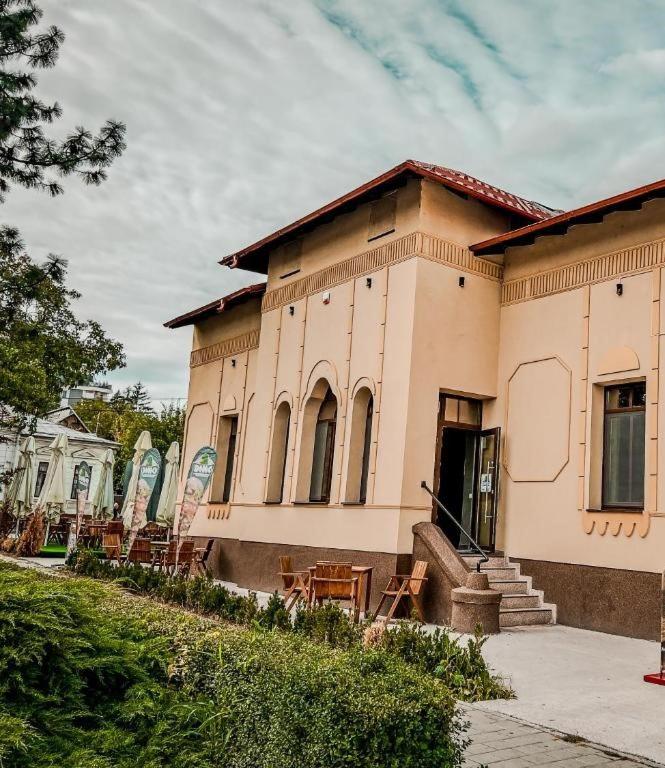 皮特什蒂Splendor Bratianu的一栋建筑外面摆放着椅子