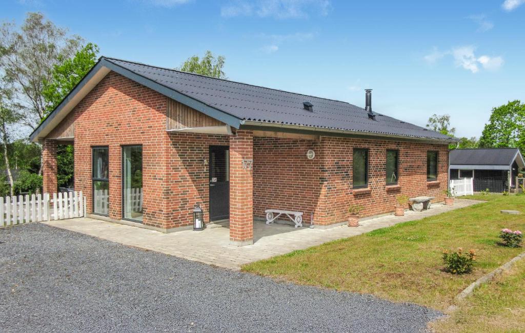 FårvangにあるNice Home In Fårvang With Outdoor Swimming Poolのレンガ造りの家