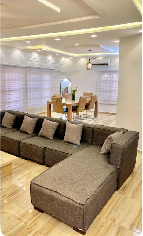 a living room with a couch and a table at trois chambres et salon avec balcon à Porto Novo in Porto-Novo