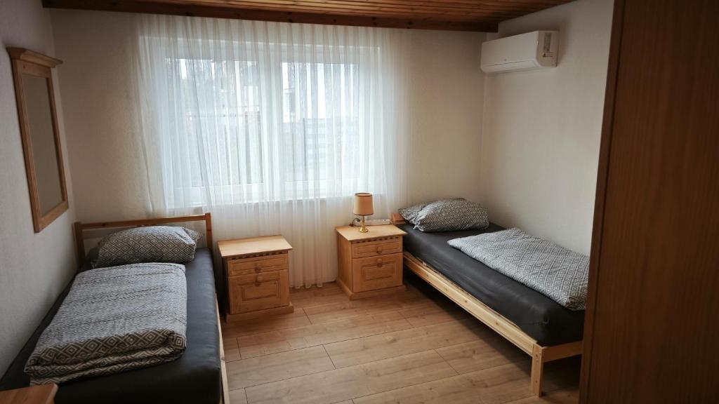 Gädheimにある3 Zimmer Ferienwohnungの窓のある小さな部屋にベッドが2つある