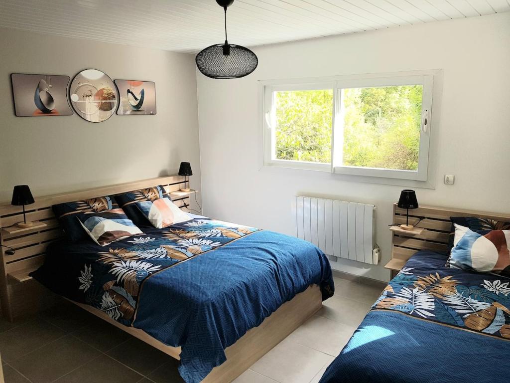 Postel nebo postele na pokoji v ubytování GITE BAS-EN-BASSET, HAUTE-LOIRE, MAISON et JARDIN ATYPIQUE PLEINE NATURE