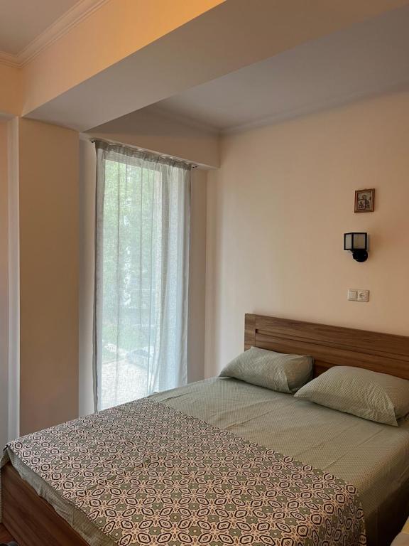 Ένα ή περισσότερα κρεβάτια σε δωμάτιο στο Apartment MGZAVREBI