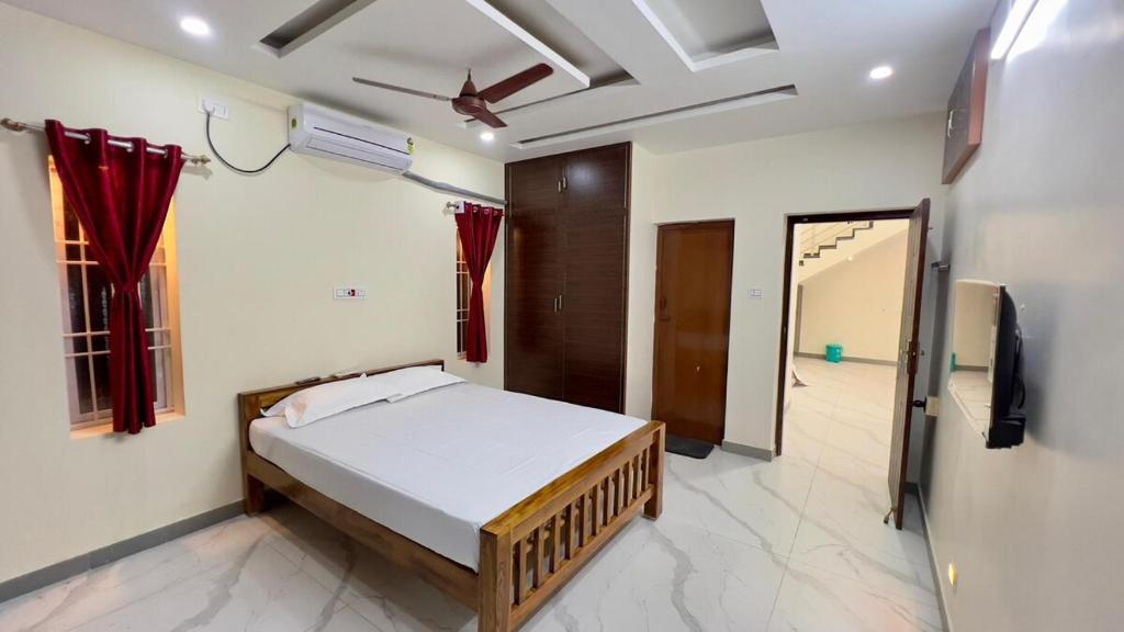 Postel nebo postele na pokoji v ubytování KHS Arunachala