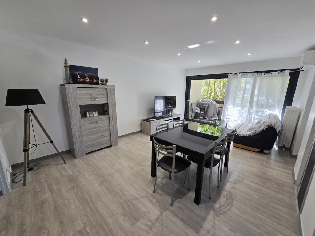 Et tv og/eller underholdning på Evasion Marine Plage Terrasse parking clim