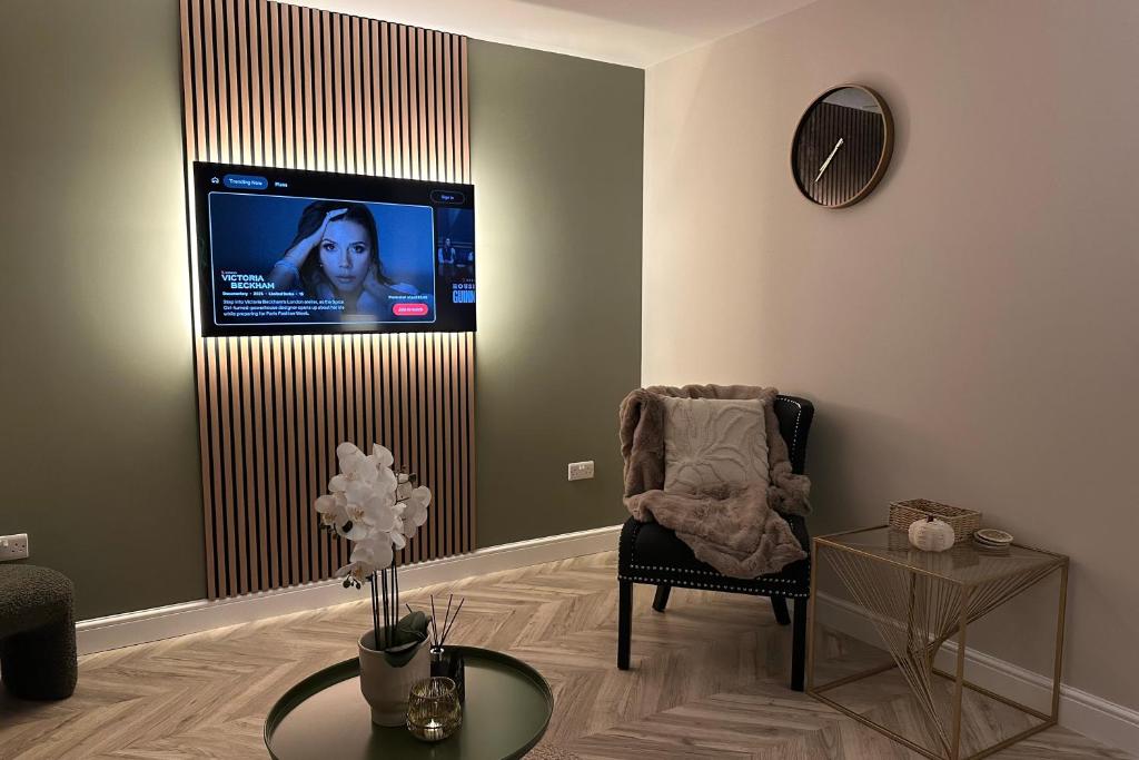 StaincrossにあるBeautiful Cosy Yorkshire Home - Newly Refurbishedのリビングルーム(椅子、壁掛けテレビ付)