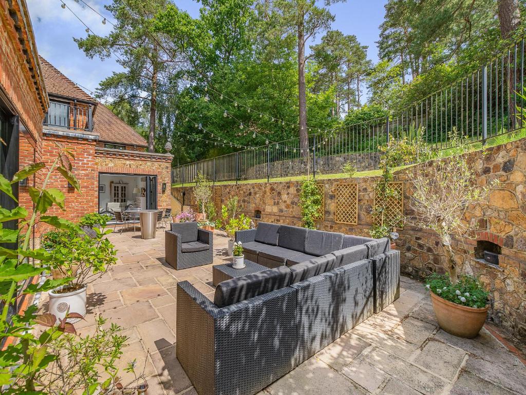 d'une terrasse avec des canapés et un mur en briques. dans l'établissement Fir Trees - Uk49994, à Crowborough