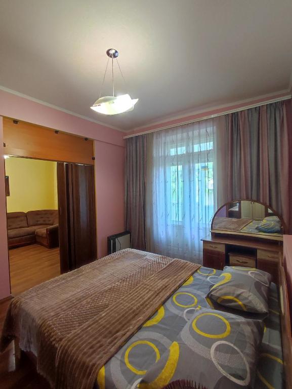 Postel nebo postele na pokoji v ubytování Spacious apartment at 18 Grigory Skovoroda Street