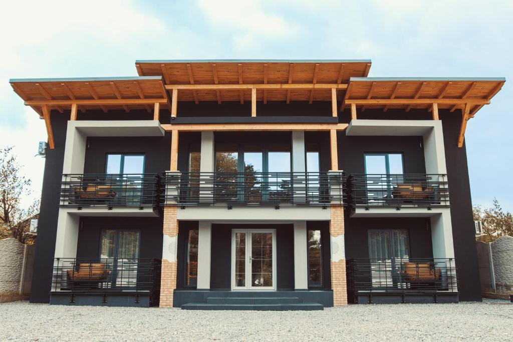 una casa con un balcón encima en Butterfly, en Hunedoara