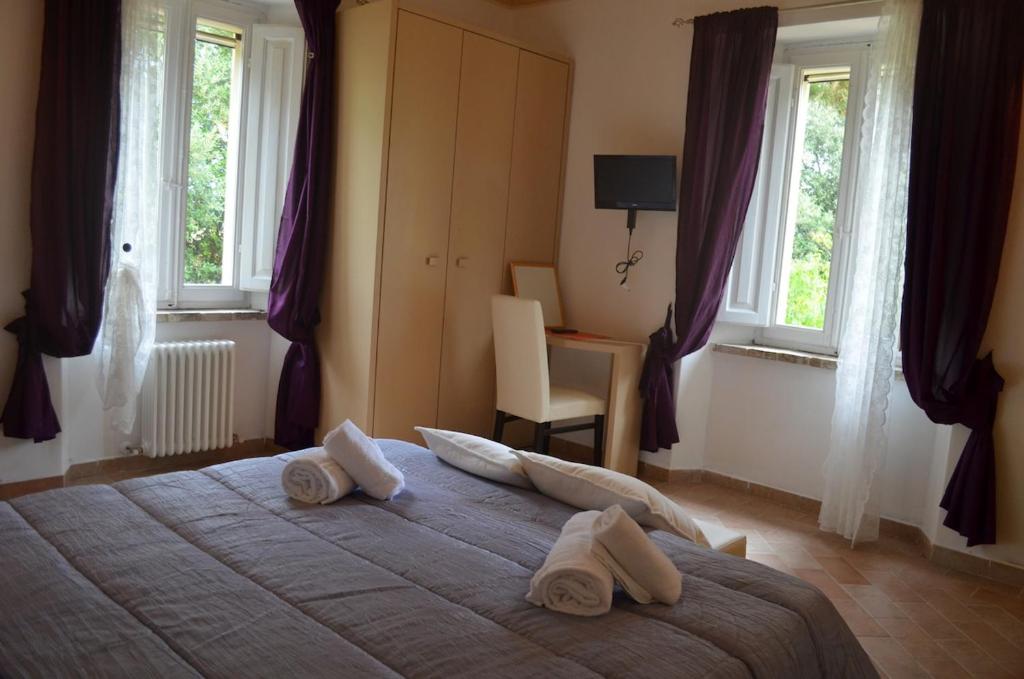 a bedroom with a bed with two towels on it at Urbania, Arte e Natura in Urbania