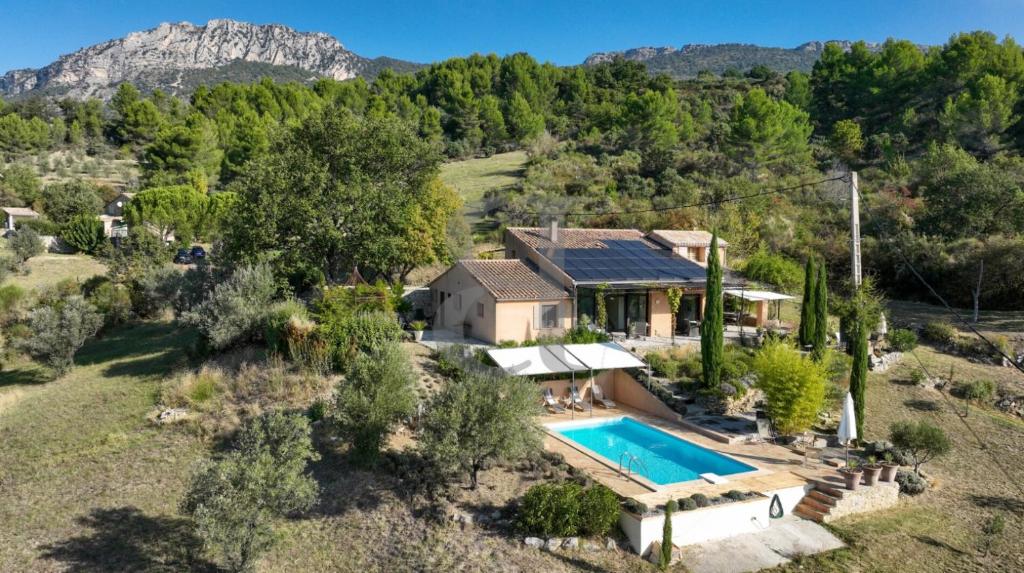 una vista aérea de una casa con piscina en Villa Férus Piscine chauffée, en Buis-les-Baronnies