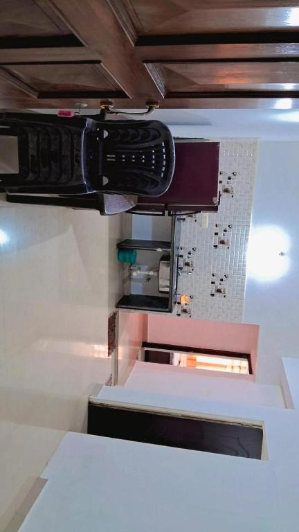 une cuisine avec un four à pizza sur un comptoir dans l'établissement Gs Rooms, à Colva