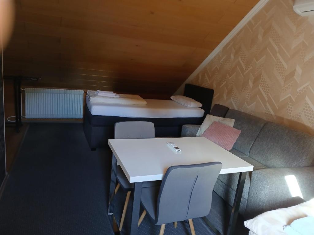 una habitación con dos camas y una mesa y sillas en Appartment 4, en Weiden