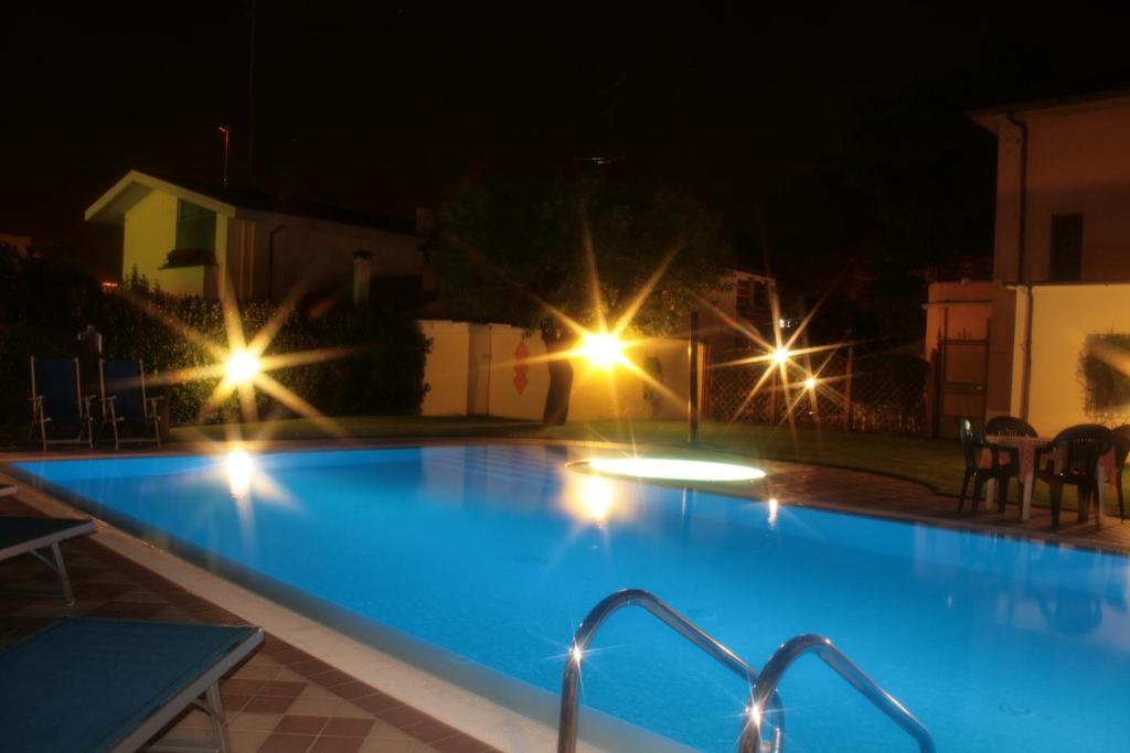 Bazén v ubytování Albergo Al Cacciatore nebo v jeho okolí