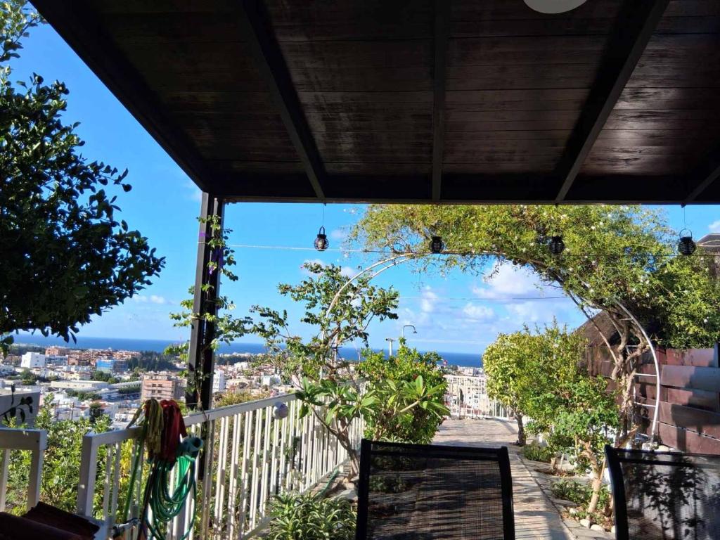 - une vue sur la ville depuis le balcon d'une maison dans l'établissement Maisonette Rock - Axiotheas - Meteora Heights, à Paphos