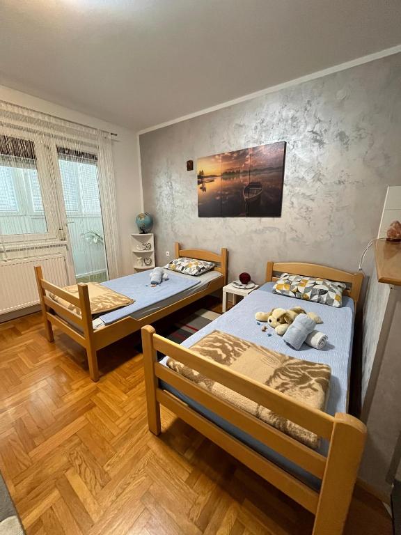 a room with two beds in a room at Apartman B&S Apatin in Apatin